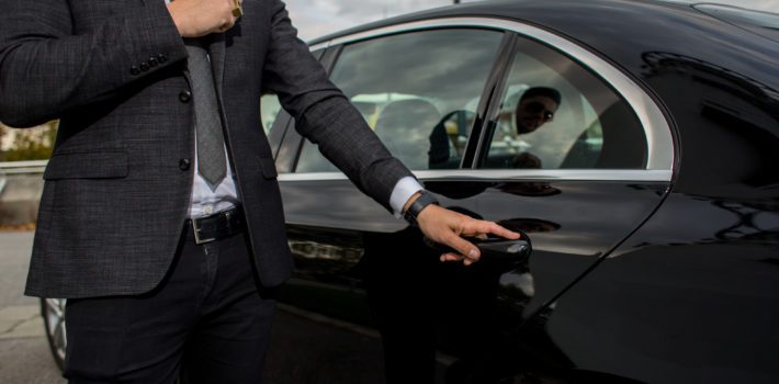 10 Advantages of Hiring an Airport Limo for Corporate Meetings